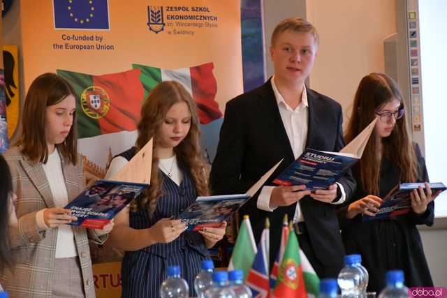 [FOTO] Uczniowie Ekonomika opowiedzieli o swoich doświadczeniach na programie Erasmus+. Wręczono podziękowania oraz upominki
