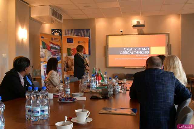 [FOTO] Uczniowie Ekonomika opowiedzieli o swoich doświadczeniach na programie Erasmus+. Wręczono podziękowania oraz upominki