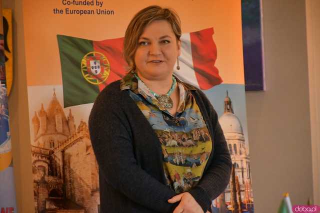 [FOTO] Uczniowie Ekonomika opowiedzieli o swoich doświadczeniach na programie Erasmus+. Wręczono podziękowania oraz upominki