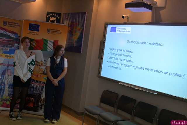[FOTO] Uczniowie Ekonomika opowiedzieli o swoich doświadczeniach na programie Erasmus+. Wręczono podziękowania oraz upominki
