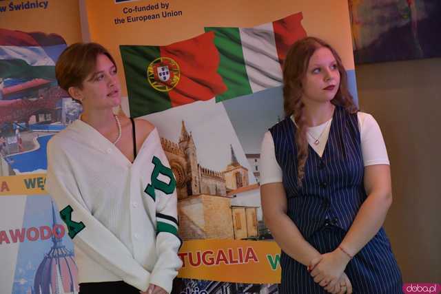 [FOTO] Uczniowie Ekonomika opowiedzieli o swoich doświadczeniach na programie Erasmus+. Wręczono podziękowania oraz upominki