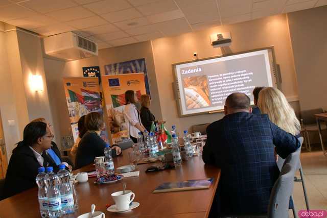 [FOTO] Uczniowie Ekonomika opowiedzieli o swoich doświadczeniach na programie Erasmus+. Wręczono podziękowania oraz upominki