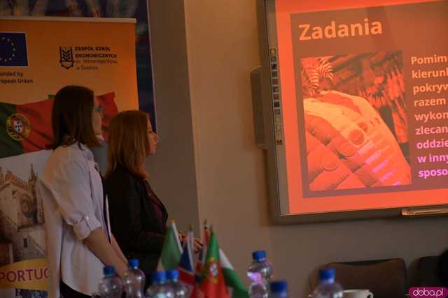 [FOTO] Uczniowie Ekonomika opowiedzieli o swoich doświadczeniach na programie Erasmus+. Wręczono podziękowania oraz upominki