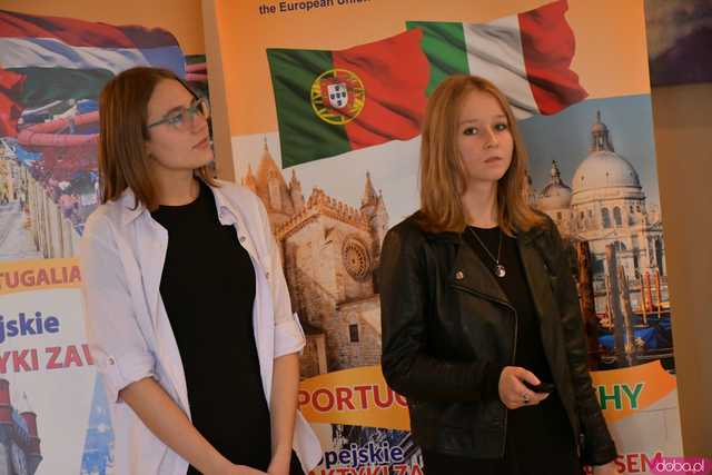 [FOTO] Uczniowie Ekonomika opowiedzieli o swoich doświadczeniach na programie Erasmus+. Wręczono podziękowania oraz upominki