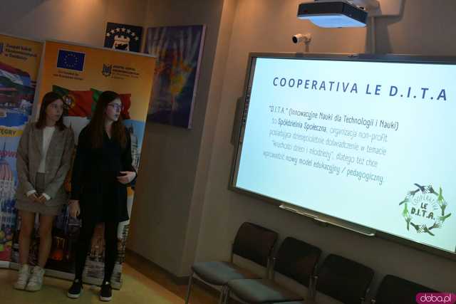[FOTO] Uczniowie Ekonomika opowiedzieli o swoich doświadczeniach na programie Erasmus+. Wręczono podziękowania oraz upominki