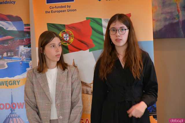 [FOTO] Uczniowie Ekonomika opowiedzieli o swoich doświadczeniach na programie Erasmus+. Wręczono podziękowania oraz upominki