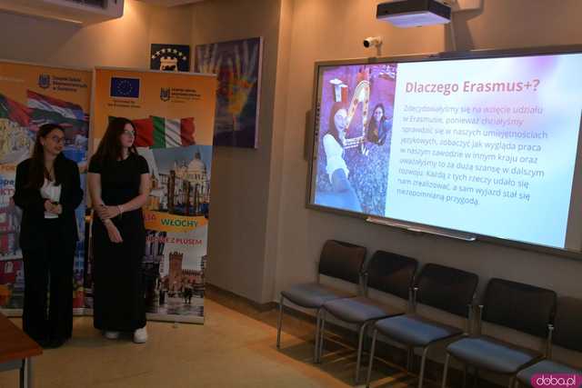 [FOTO] Uczniowie Ekonomika opowiedzieli o swoich doświadczeniach na programie Erasmus+. Wręczono podziękowania oraz upominki