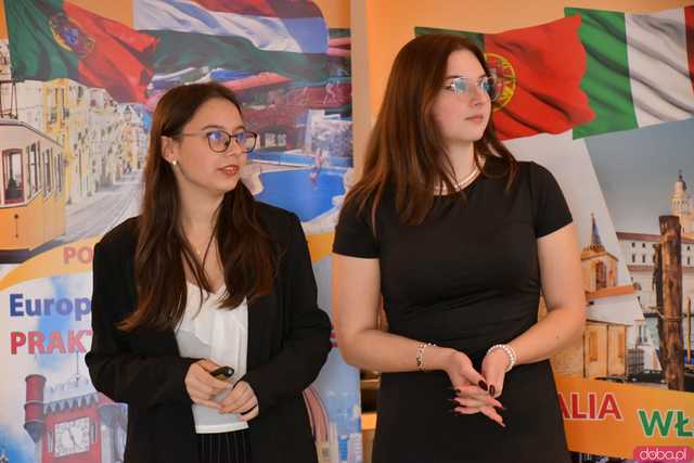 [FOTO] Uczniowie Ekonomika opowiedzieli o swoich doświadczeniach na programie Erasmus+. Wręczono podziękowania oraz upominki