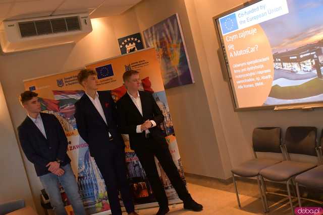 [FOTO] Uczniowie Ekonomika opowiedzieli o swoich doświadczeniach na programie Erasmus+. Wręczono podziękowania oraz upominki