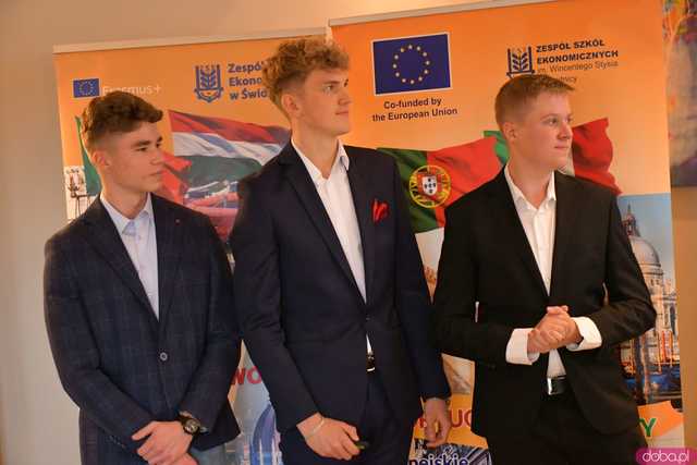 [FOTO] Uczniowie Ekonomika opowiedzieli o swoich doświadczeniach na programie Erasmus+. Wręczono podziękowania oraz upominki