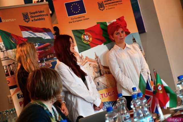 [FOTO] Uczniowie Ekonomika opowiedzieli o swoich doświadczeniach na programie Erasmus+. Wręczono podziękowania oraz upominki