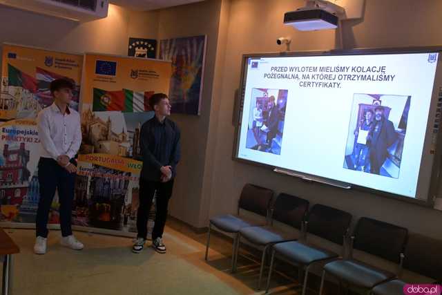 [FOTO] Uczniowie Ekonomika opowiedzieli o swoich doświadczeniach na programie Erasmus+. Wręczono podziękowania oraz upominki