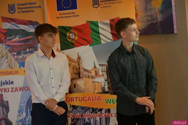 [FOTO] Uczniowie Ekonomika opowiedzieli o swoich doświadczeniach na programie Erasmus+. Wręczono podziękowania oraz upominki