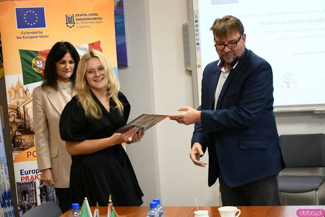 [FOTO] Uczniowie Ekonomika opowiedzieli o swoich doświadczeniach na programie Erasmus+. Wręczono podziękowania oraz upominki