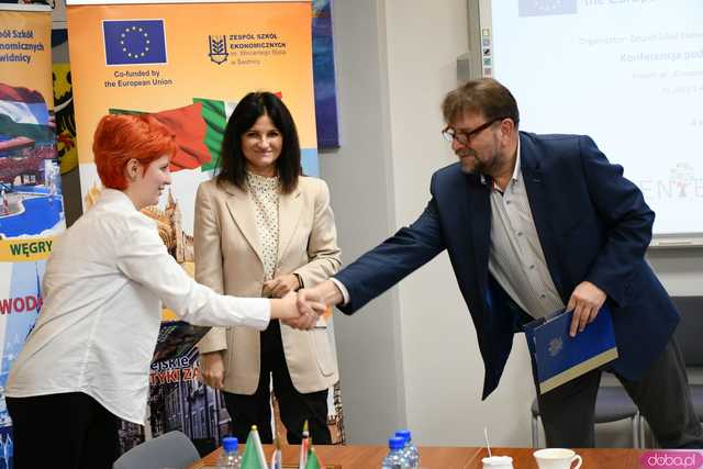 [FOTO] Uczniowie Ekonomika opowiedzieli o swoich doświadczeniach na programie Erasmus+. Wręczono podziękowania oraz upominki