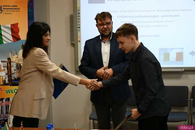 [FOTO] Uczniowie Ekonomika opowiedzieli o swoich doświadczeniach na programie Erasmus+. Wręczono podziękowania oraz upominki