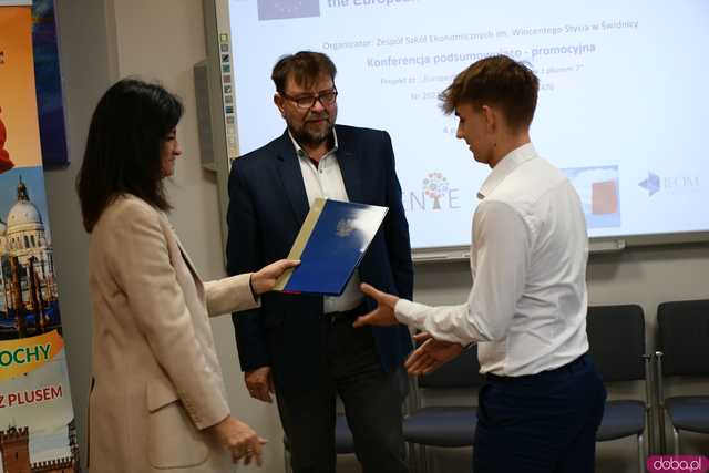 [FOTO] Uczniowie Ekonomika opowiedzieli o swoich doświadczeniach na programie Erasmus+. Wręczono podziękowania oraz upominki