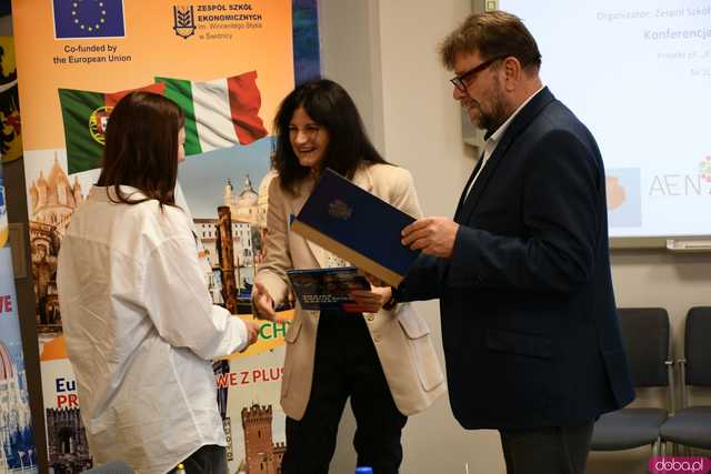 [FOTO] Uczniowie Ekonomika opowiedzieli o swoich doświadczeniach na programie Erasmus+. Wręczono podziękowania oraz upominki