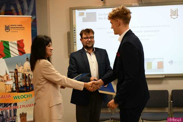 [FOTO] Uczniowie Ekonomika opowiedzieli o swoich doświadczeniach na programie Erasmus+. Wręczono podziękowania oraz upominki