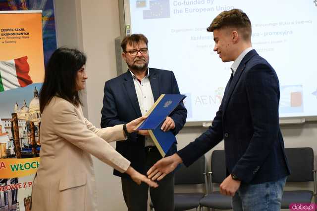 [FOTO] Uczniowie Ekonomika opowiedzieli o swoich doświadczeniach na programie Erasmus+. Wręczono podziękowania oraz upominki
