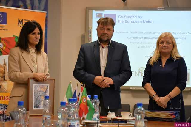 [FOTO] Uczniowie Ekonomika opowiedzieli o swoich doświadczeniach na programie Erasmus+. Wręczono podziękowania oraz upominki