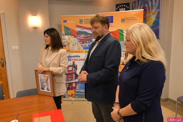 [FOTO] Uczniowie Ekonomika opowiedzieli o swoich doświadczeniach na programie Erasmus+. Wręczono podziękowania oraz upominki