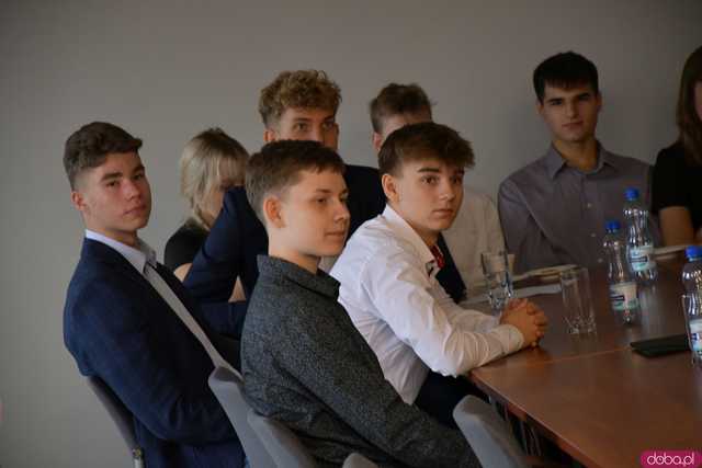 [FOTO] Uczniowie Ekonomika opowiedzieli o swoich doświadczeniach na programie Erasmus+. Wręczono podziękowania oraz upominki