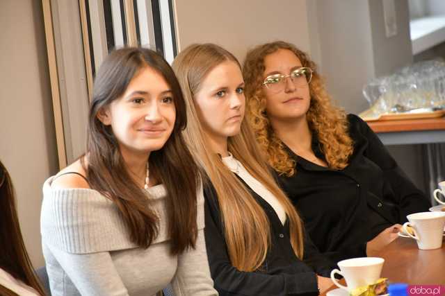 [FOTO] Uczniowie Ekonomika opowiedzieli o swoich doświadczeniach na programie Erasmus+. Wręczono podziękowania oraz upominki