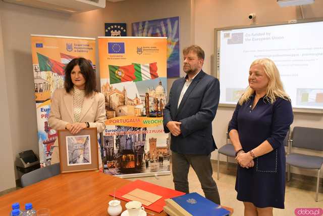 [FOTO] Uczniowie Ekonomika opowiedzieli o swoich doświadczeniach na programie Erasmus+. Wręczono podziękowania oraz upominki