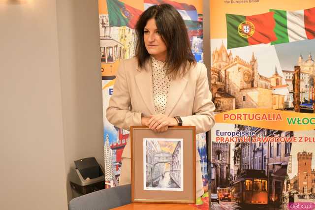 [FOTO] Uczniowie Ekonomika opowiedzieli o swoich doświadczeniach na programie Erasmus+. Wręczono podziękowania oraz upominki