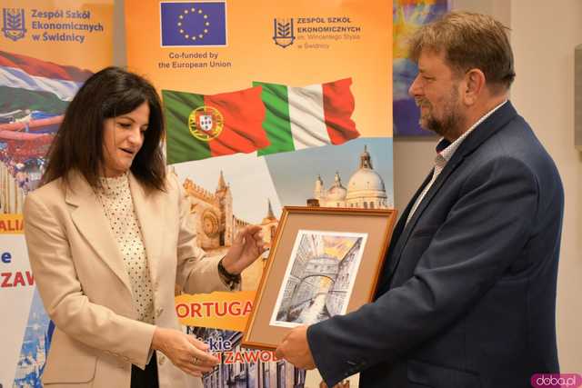 [FOTO] Uczniowie Ekonomika opowiedzieli o swoich doświadczeniach na programie Erasmus+. Wręczono podziękowania oraz upominki