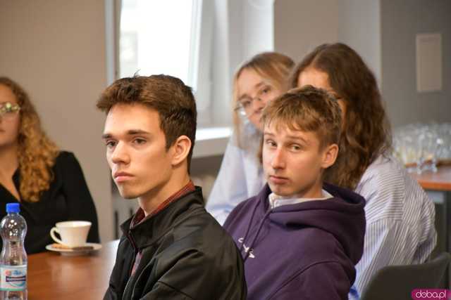 [FOTO] Uczniowie Ekonomika opowiedzieli o swoich doświadczeniach na programie Erasmus+. Wręczono podziękowania oraz upominki