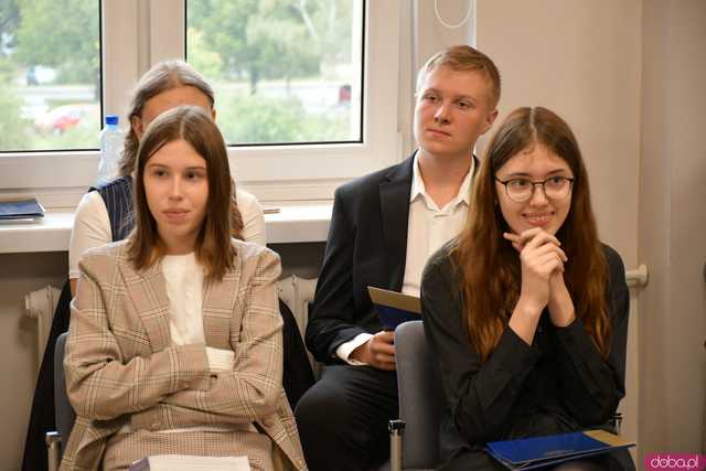 [FOTO] Uczniowie Ekonomika opowiedzieli o swoich doświadczeniach na programie Erasmus+. Wręczono podziękowania oraz upominki