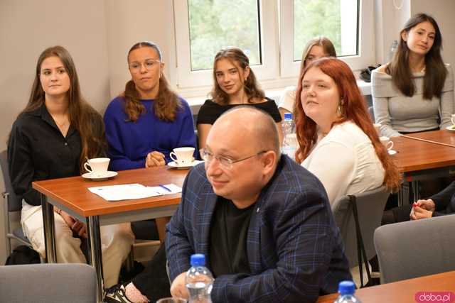 [FOTO] Uczniowie Ekonomika opowiedzieli o swoich doświadczeniach na programie Erasmus+. Wręczono podziękowania oraz upominki
