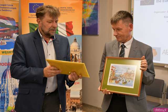 [FOTO] Uczniowie Ekonomika opowiedzieli o swoich doświadczeniach na programie Erasmus+. Wręczono podziękowania oraz upominki