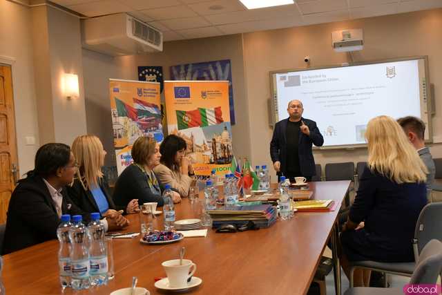 [FOTO] Uczniowie Ekonomika opowiedzieli o swoich doświadczeniach na programie Erasmus+. Wręczono podziękowania oraz upominki