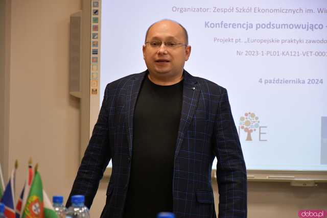 [FOTO] Uczniowie Ekonomika opowiedzieli o swoich doświadczeniach na programie Erasmus+. Wręczono podziękowania oraz upominki