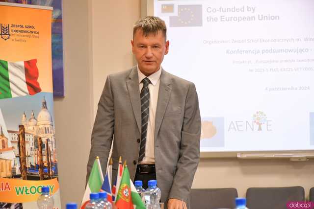 [FOTO] Uczniowie Ekonomika opowiedzieli o swoich doświadczeniach na programie Erasmus+. Wręczono podziękowania oraz upominki