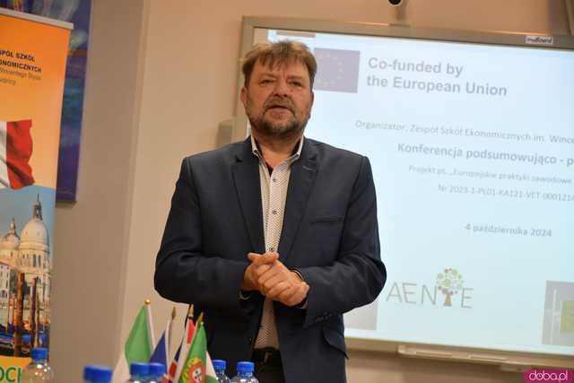 [FOTO] Uczniowie Ekonomika opowiedzieli o swoich doświadczeniach na programie Erasmus+. Wręczono podziękowania oraz upominki