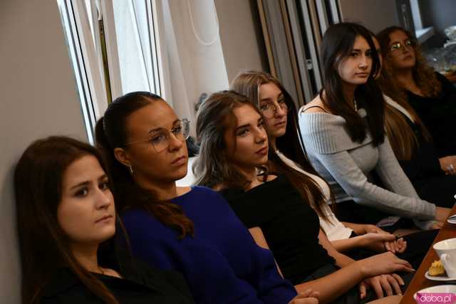 [FOTO] Uczniowie Ekonomika opowiedzieli o swoich doświadczeniach na programie Erasmus+. Wręczono podziękowania oraz upominki