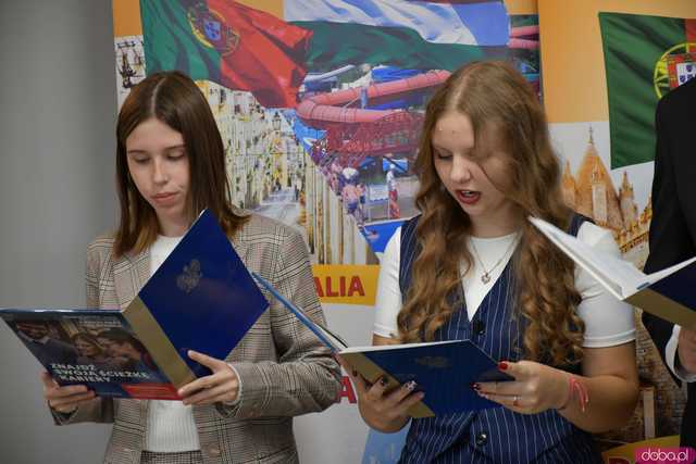 [FOTO] Uczniowie Ekonomika opowiedzieli o swoich doświadczeniach na programie Erasmus+. Wręczono podziękowania oraz upominki