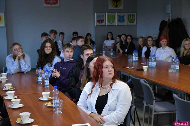 [FOTO] Uczniowie Ekonomika opowiedzieli o swoich doświadczeniach na programie Erasmus+. Wręczono podziękowania oraz upominki