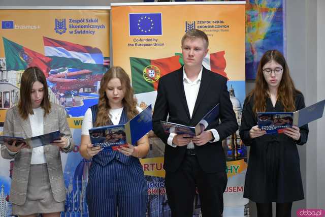 [FOTO] Uczniowie Ekonomika opowiedzieli o swoich doświadczeniach na programie Erasmus+. Wręczono podziękowania oraz upominki