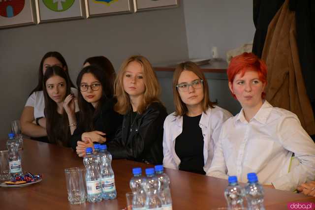 [FOTO] Uczniowie Ekonomika opowiedzieli o swoich doświadczeniach na programie Erasmus+. Wręczono podziękowania oraz upominki