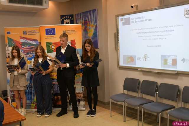 [FOTO] Uczniowie Ekonomika opowiedzieli o swoich doświadczeniach na programie Erasmus+. Wręczono podziękowania oraz upominki