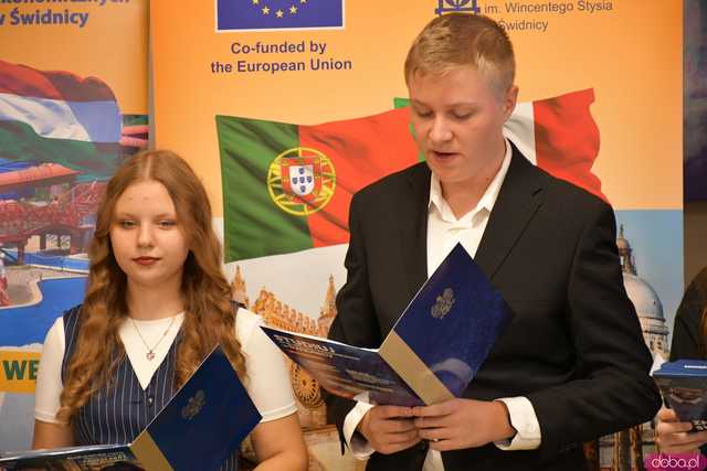 [FOTO] Uczniowie Ekonomika opowiedzieli o swoich doświadczeniach na programie Erasmus+. Wręczono podziękowania oraz upominki