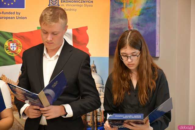 [FOTO] Uczniowie Ekonomika opowiedzieli o swoich doświadczeniach na programie Erasmus+. Wręczono podziękowania oraz upominki