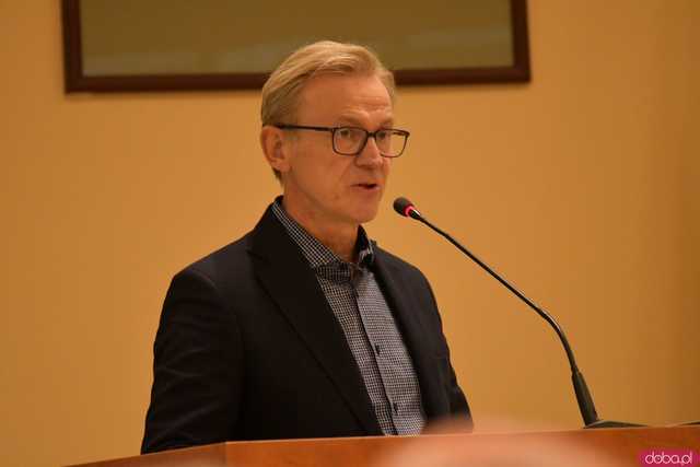 [FOTO] Omawiają działania służb podczas powodzi. Trwa nadzwyczajna Sesja Rady Miejskiej