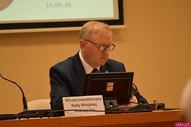 [FOTO] Omawiają działania służb podczas powodzi. Trwa nadzwyczajna Sesja Rady Miejskiej