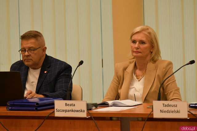 [FOTO] Omawiają działania służb podczas powodzi. Trwa nadzwyczajna Sesja Rady Miejskiej